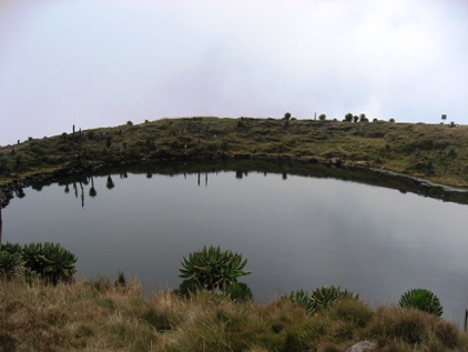Lago na cratera do vulcao