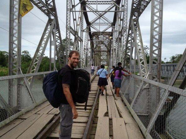 Atravessando a ponte para a Costa Rica (carregando a mochila da Bibi também!)