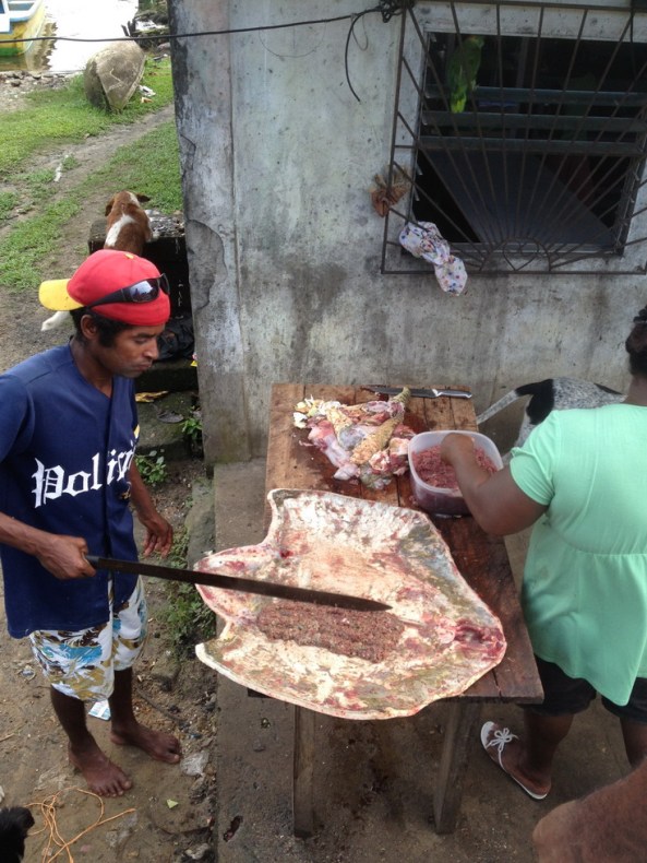 Preparando o prato típico da região