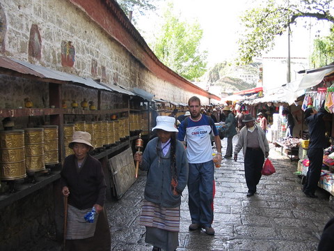 Caminhando pelas ruas de Lhasa