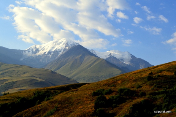 Monte Kazbegi visto do lado osseta-russo da fronteira
