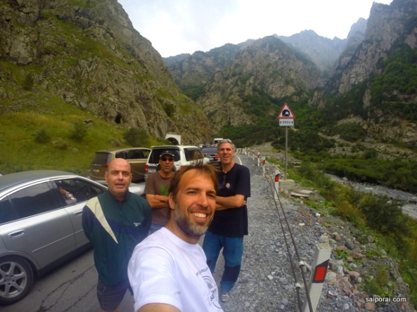 A equipe! Agora parados em um congestionamento na "terra de ninguém", entre Ossétia (Rússia) e Geórgia