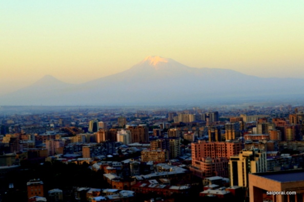 Erevan com o Mt Ararat ao fundo