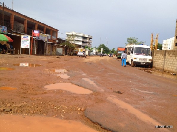 Ruas esburacadas e cidade espalhada