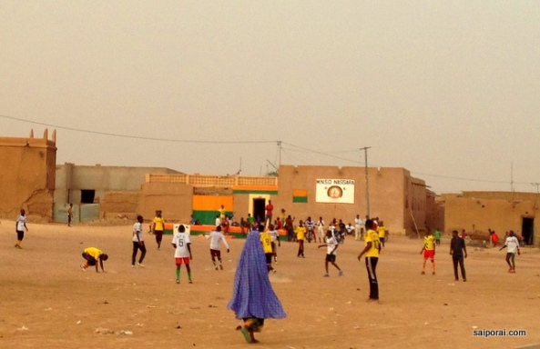 Futebol em um final de tarde na cidade velha de Agadez