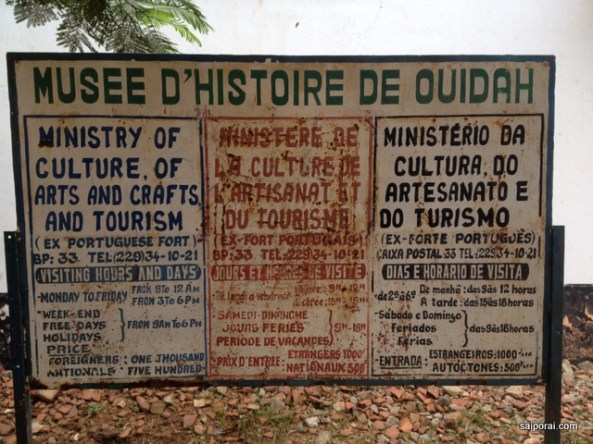 Placa em inglês, francês e português