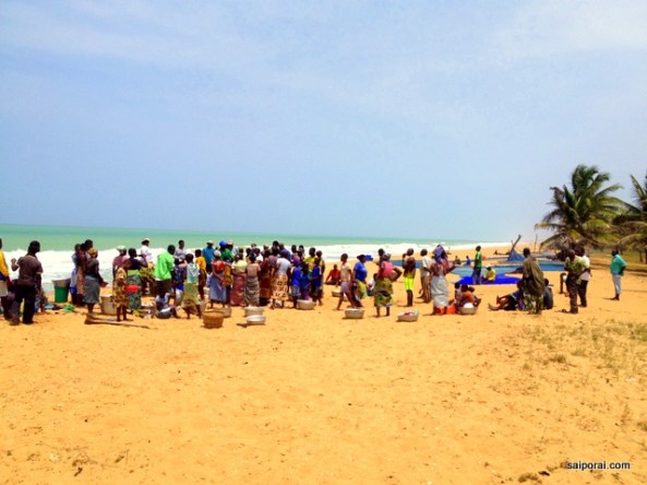 Mulheres esperando os pescadores