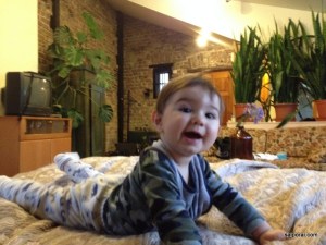 Gabriel feliz no nosso quarto